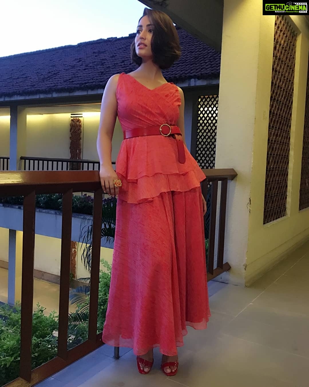 Yami Gautam Instagram - Oh... is this pink or is this red ⚘ 😉 Today in the city of Kolkata for @bergerpaintsindia Styled by @thetyagiakshay 💃 @style.cell Hair and make up by @loveleen_ramchandani 💄