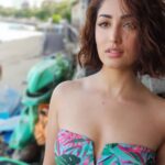 Yami Gautam Instagram - Did you know there are beaches in #HongKong ? Loved spending an afternoon in the sun on the beach and kayaking with the patient and fabulous @edmund_lky. Thanks @bluesky_sportsclub For taking care of us. @discoverhongkong #traveltales #YamiInHongkong Styled by @mohitrai Hair and make up by @loveleen_ramchandani Pics by @mann012 Sai Kung