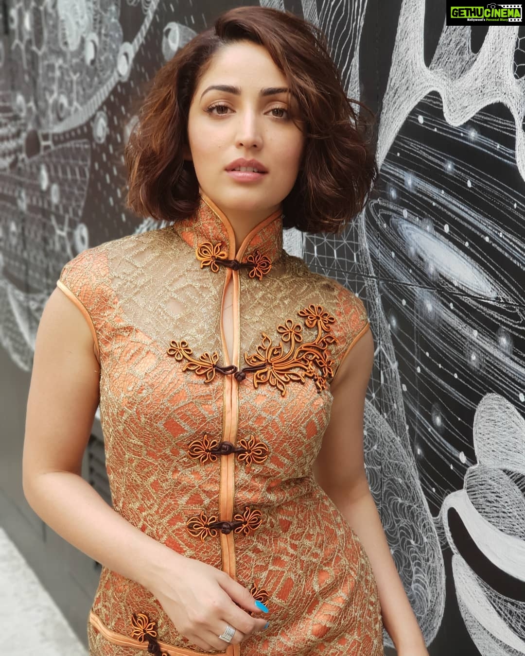 Yami Gautam Instagram - The joy of enjoying the traditional Chinese Qipao inspired outfit and roaming the streets of #Hongkong 🇭🇰💃 @discoverhongkong #traveltales #YamiInHongkong Hair and make up by @loveleen_ramchandani Outfits by @ @ceciliayaucouture_ Pics by @mann012 Central District, Hong Kong