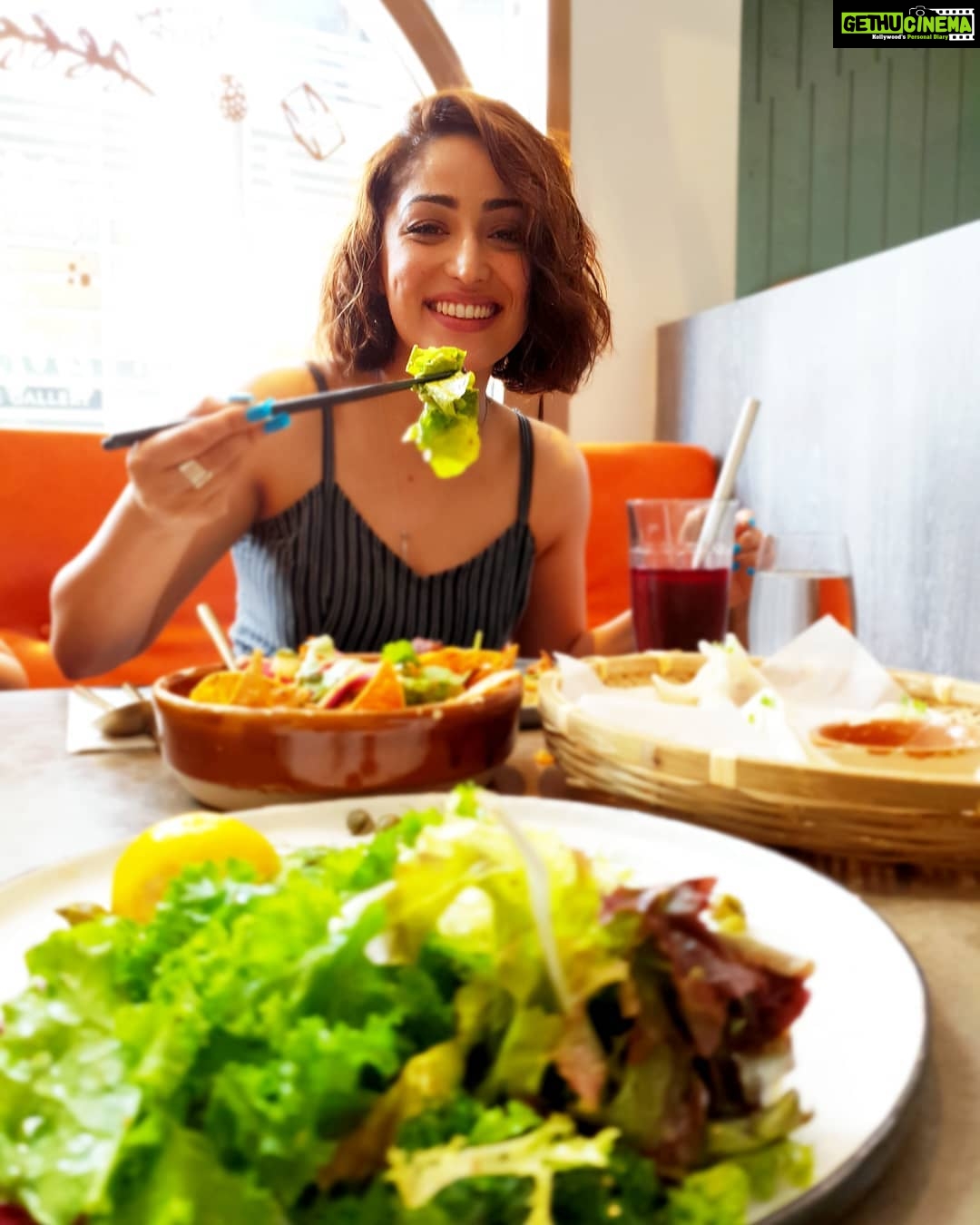Yami Gautam Instagram - Headstarting my #traveltales with healthy, organic and guiltfree delicious lunch at @grassrootspantry . @discoverhongkong with me like a local ... #traveltales #YamiInHongkong 😃 Styled by @mohitrai Hair and make up by @loveleen_ramchandani Pic by @mann012 Grassroots Pantry