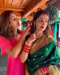 Yami Gautam Instagram - My ‘one man army’ 💚
From rushing to shop whatever we could (and I mean SHAADI shopping) in a span of an hour (since the city was in strict lockdown), to styling my hair & helping me create all these beautiful traditional looks that I always wanted and most importantly keeping me so entertained with your endless jokes & banter with Ojas that I never for a minute felt nervous or anxious. From our endless list making, chai drinking sessions, to your yummy cooking (including homemade milk cakes) and so many other things. ❤️❤️❤️
Having a family where there is only unconditional love, strong middle-class values and traditions makes me feel very lucky & I will always choose these virtues over anything in the world 🙏🏻

Thank you all for this love & respect 😇

P.S  love for 90s & Govinda sir...forever💜