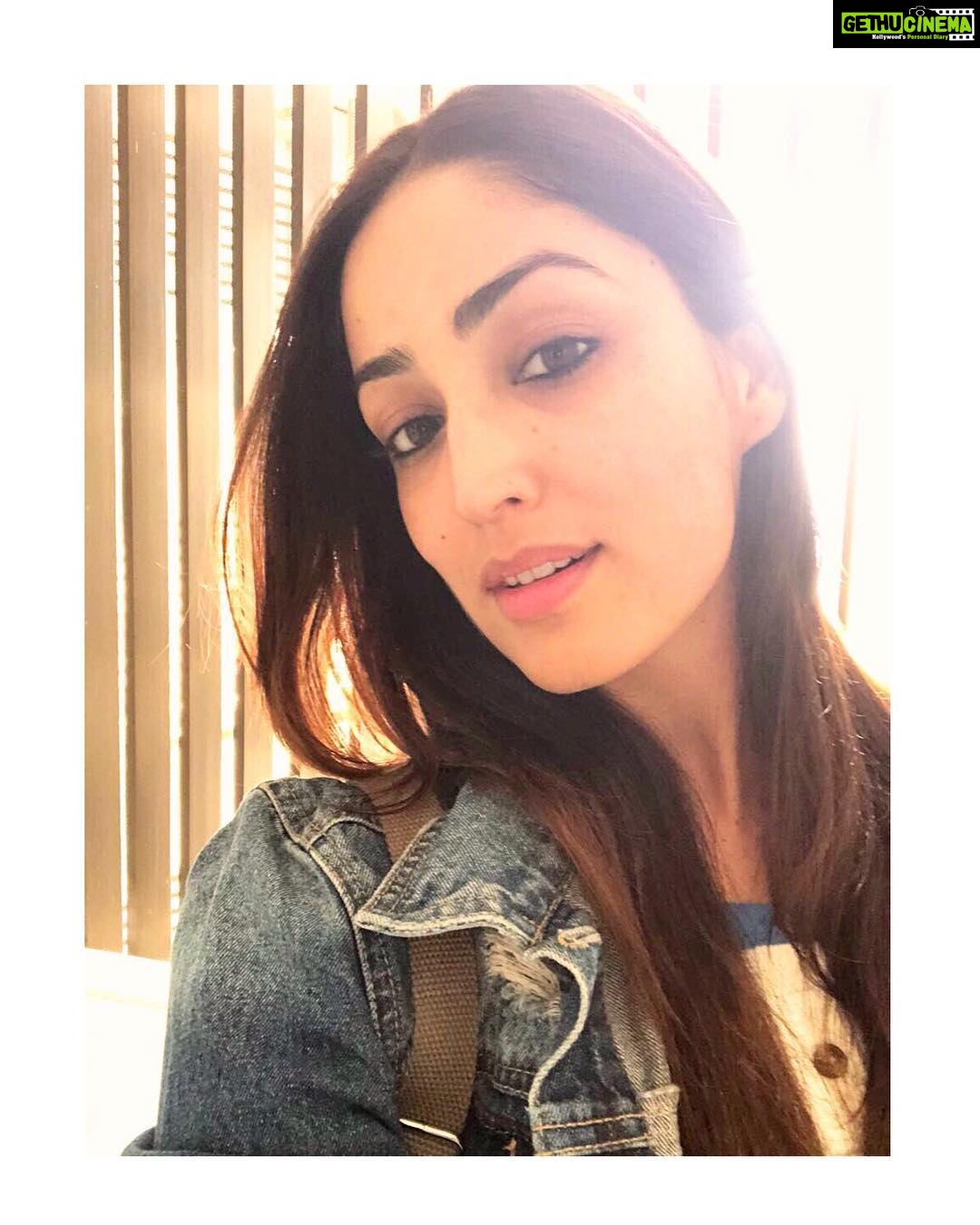 Yami Gautam Instagram - Batti chalu, bahut zorron se 👻 #filmy #justlikethat