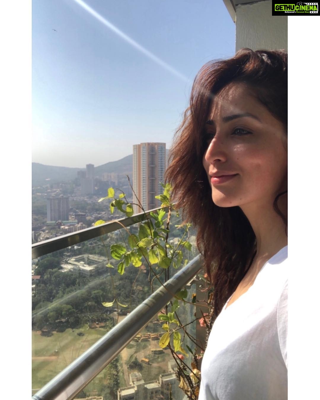 Yami Gautam Instagram - Something mystically beautiful about this morning #lovethissky #lovethiscity❤️