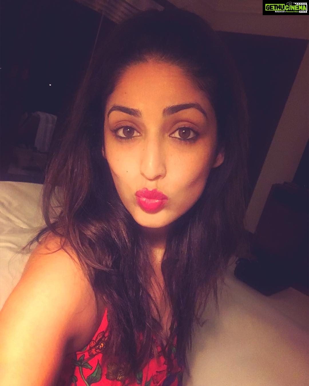 Yami Gautam Instagram - I have my dessert in front of me! Yes on a holiday dessert's before the dinner 👻 🍦 🍭 🍫 🎂