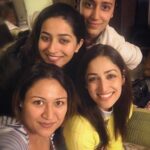 Yami Gautam Instagram - My very own #GulabiGang! 😝 #BestFriendsForever met after the longest time! And as usual "no gossip" 😬 💕 @simrmann @gargi_singh04