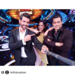 Yami Gautam Instagram – Had my fan girl moment! Had a blast!!!! Thank you @beingsalmankhan for an amazing time at the Big Boss!!!! 😁🙈n thank you @hrithikroshan for this selfie!!!! 😎😬