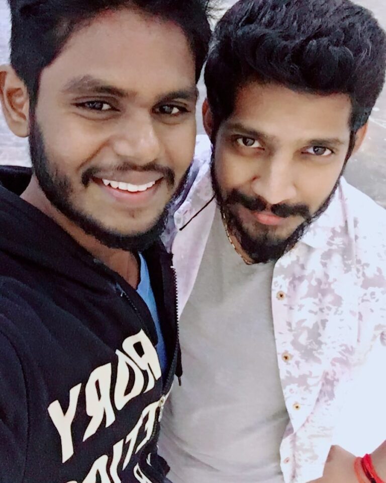 Yuthan Balaji Instagram - With the smiling boy @vijaykumar_231 #Joo #YuthanBalaji #Yuthan The Forum Vijaya Mall