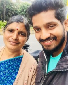 Yuthan Balaji Instagram - Met this sweet Amma in Bangalore..she stopped me on road n sweetly asked if I’m #Yuthan n after I said yes..she started to explain the way she watched me from #kanakaanumkalangal till #Nagarvalam n her whole family likes me n she desperately wanted to take a pic but she had a basic mobile..so I took one for her so her son could download..thanks a ton for the love from ur whole family Amma..overwhelmed with love 💕 🙏🏻😇 #YuthanBalaji