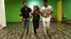 Yuthan Balaji Instagram - Haha #fun #dance for u all with my sista @nancy_antoni & @vdc_varadhas_dance_company
#Yuthan #YuthanBalaji #VDC #Nancy #Varadha #YNNY #VardhaDanceCompany #DanceJodiDance #DJD