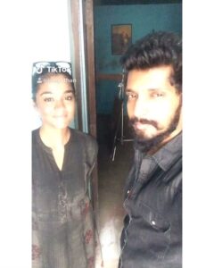 Yuthan Balaji Instagram - 😂 @gayathrieshankar @iamyuthan #vellaraja #thellaraju #shootingspot #funtimes #tamil #telugu #tiktok #yuthanbalaji #gayathrieshankar #yuthan #gayathrie