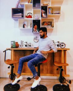 Yuthan Balaji Instagram - You’re not here to understand others, you’re here to understand yourself. #kYuthanBalaji I got a new favourite place @teatrailsnungambakkam Stylist: @thegirlbeforeamirror #YuthanBalaji #Yuthan #VellaRaja Tea Trails Chennai