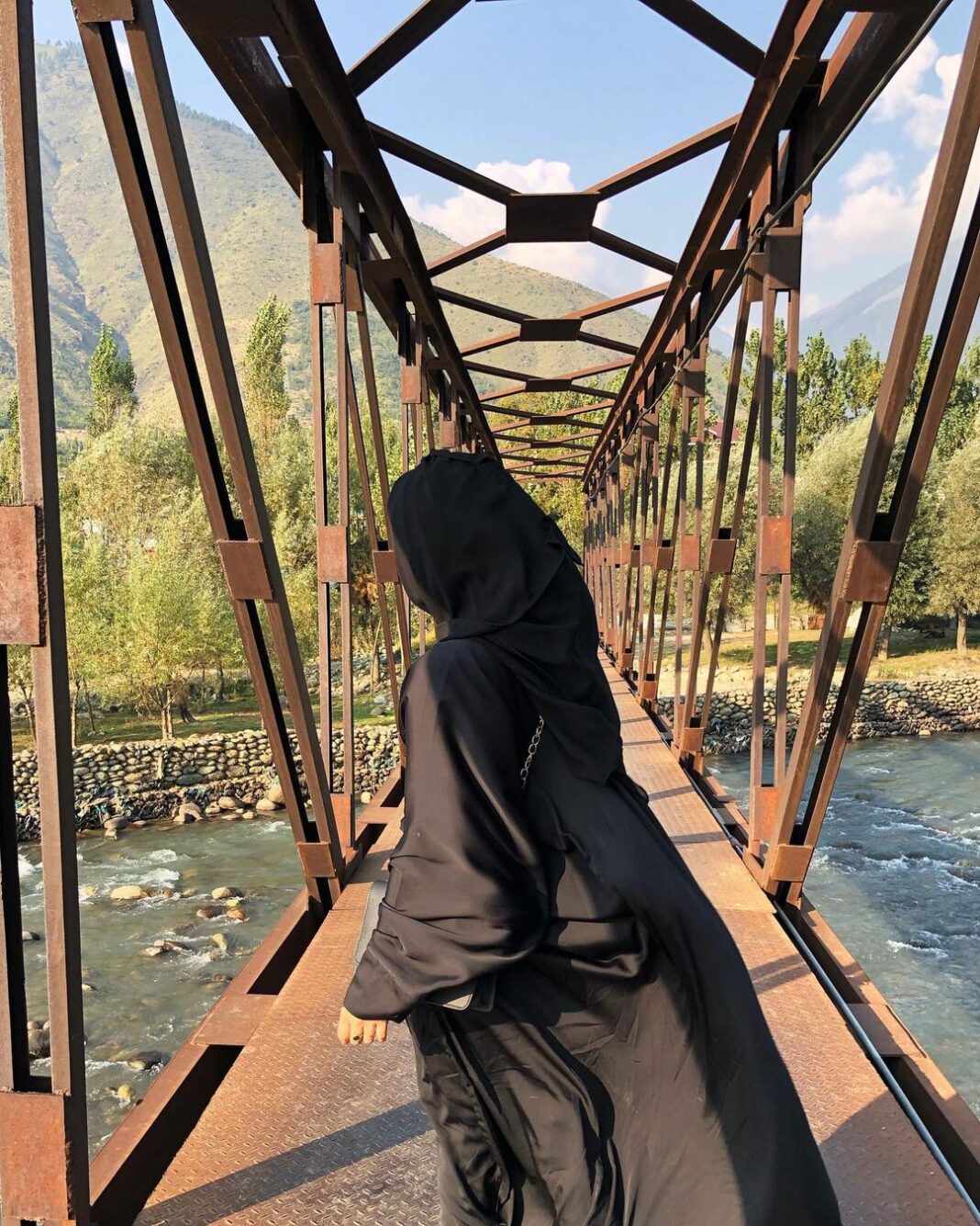 Zaira Wasim Instagram - The warm October sun ☀️