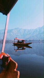 Zaira Wasim Instagram - Row your boat
#DalLake #Kashmir