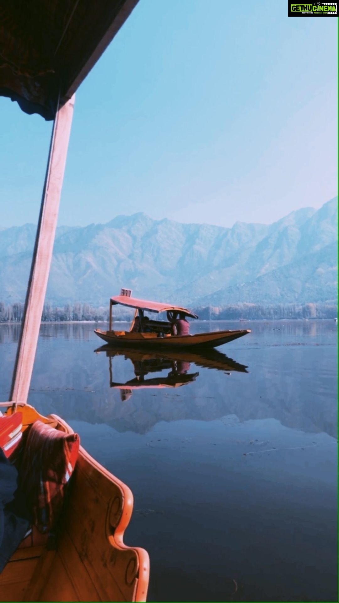 Zaira Wasim - 49.7K Likes - Row your boat
#DalLake #Kashmir