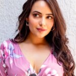 Aanchal Munjal Instagram - Autumn carries more gold in its pocket than all the other seasons. 💖 #HelloNovember 🧿🛍 Styled by @theanunarang Shot by @yash_bhatwal_photography Hair & MUA @yasheshvii Location @bombay49kitchenandbar