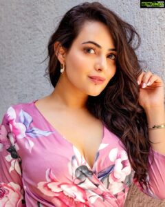 Aanchal Munjal Instagram - Autumn carries more gold in its pocket than all the other seasons. 💖 #HelloNovember 🧿🛍
Styled by @theanunarang
Shot by @yash_bhatwal_photography
Hair & MUA @yasheshvii
Location @bombay49kitchenandbar