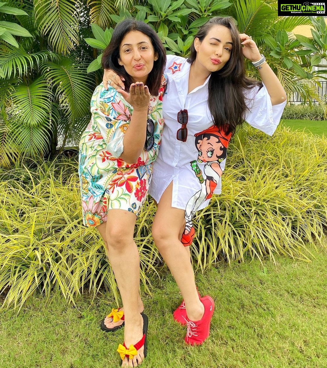 Aanchal Munjal Instagram - To the one who looks & behaves like my sister now .. @theanunarang 🥂🧿 We had a FAB time at @tropicalretreatigatpuri, definitely a must visit place ! 🙌🏻