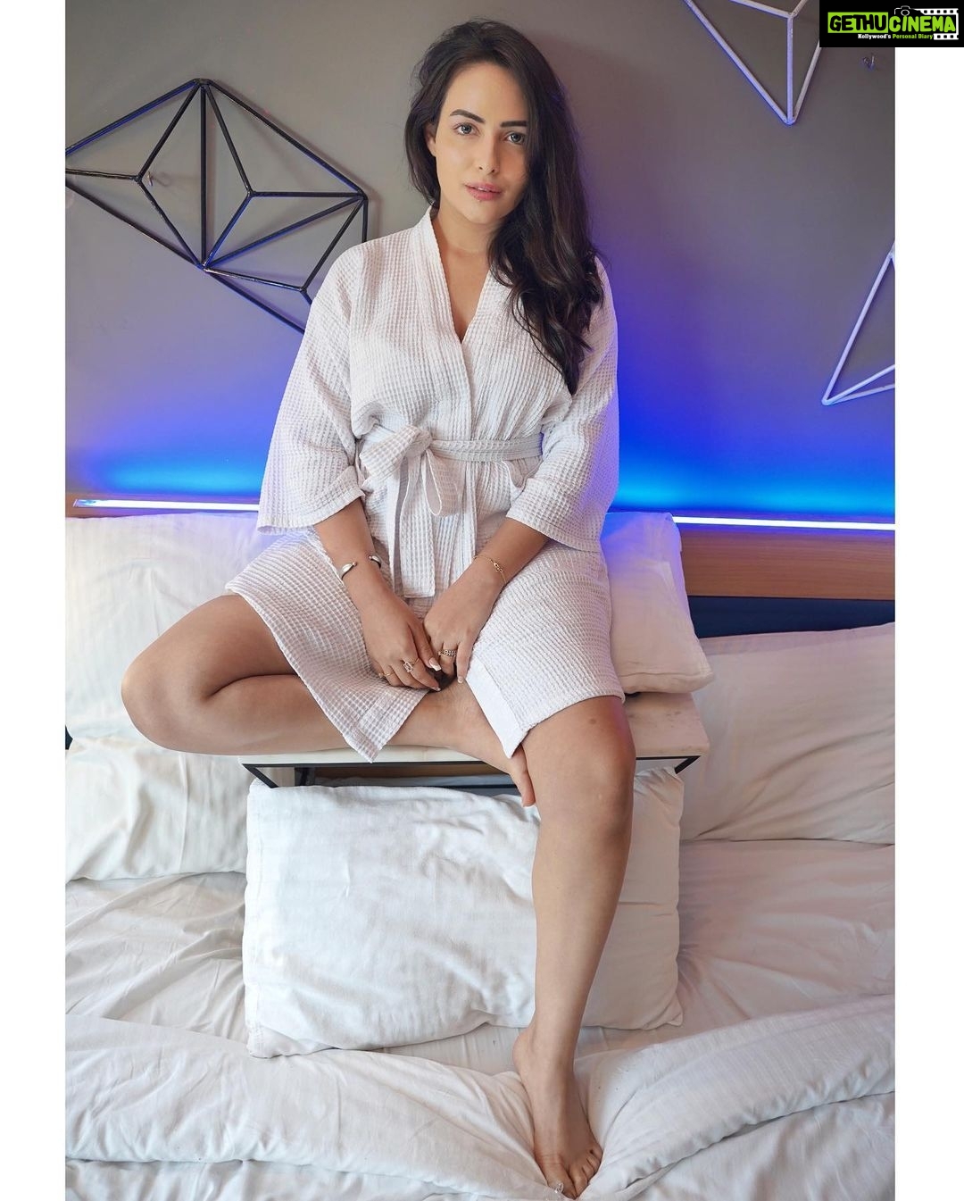 Aanchal Munjal Instagram - Definitely in a stay-in-bed kinda mood. ππ»ββοΈ #HelloAugust π€π§Ώπ€