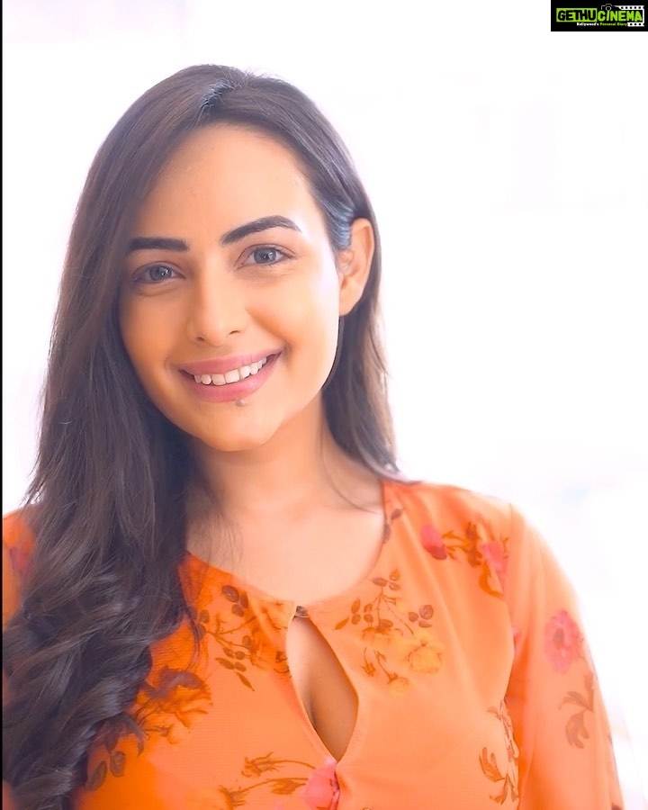 Aanchal Munjal Instagram - Y’all ALWAYS compliment me for my Glow. And honestly, this skin care routine from @ikkai.beauty has actually nourished my skin completely !!! ❤️ Although the range has 6 products, these were MY top 3 favourites and I feel you should totally check them out, give them a try and I’m sure you’ll fall in Loouuvveee ! 😍 #Ad #ikkai #ikkaibeauty #VitaminC #CtheGlow #CtheGlowBrighteningConcentrate #glow #GetGlowing #radiantskin #newlaunchalert #mandarinoranges #kakaduplum #glowon #beauty #skincareregime #vitamincrange #skincare #organicskincare #skinlove #skincareproducts #glowingskin #vitamincskincare #vitamincbooster #skincaretips #CtheGlowFaceDryOil #CtheGlowFacewash #CtheGlowFaceScrub #CtheGlowFaceSouffle #CtheGlowFaceSouffleCreme