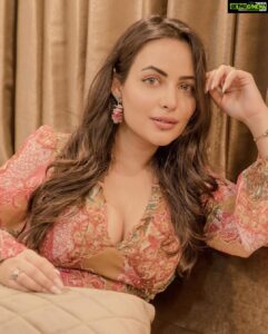 Aanchal Munjal Instagram - Stages of how I smile .. 🧚🏻‍♀️🙈❤️
📸 @akshayphotoartist 😇