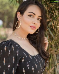 Aanchal Munjal Instagram - Major missing the beautiful villa we had in Alibaug through @limestaysofficial which was completely surrounded by nature 🖤🌟🧚🏻‍♀️
Shot by my fav @akshayphotoartist
Styled by @theanunarang
Top @sassproject