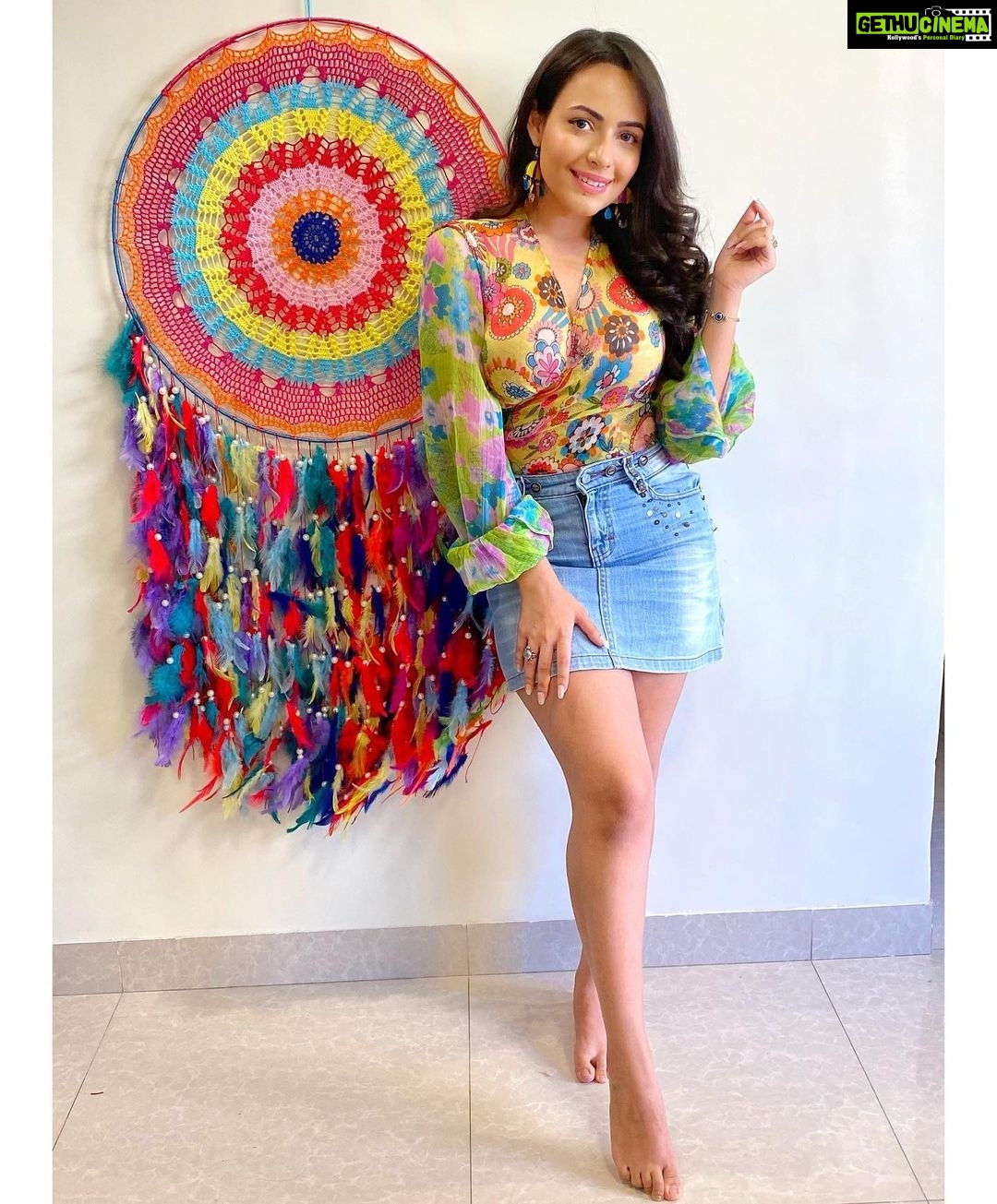 Aanchal Munjal Instagram - MASSIVE GIVEAWAY ALERT ππ @aanchalmunjalofficial x @trendy_handmade_ Hey Guys! This women's day we have come up with an exciting giveaway. β€οΈ One lucky winner will get beautiful dream catcher like the one in frame with me from @trendy_handmade_ (You can even get it customised according to your choices in 2 feet ) . . Steps to participate 1. Follow @trendy_handmade_ 2. Share this post in your stories tagging both accounts. 3. Tag as many friends as you can in separate comments. All three steps are mandatory. Open to all but Shipping to Indian address only. Last day to participate is 09/03/2021 at 11:00 PM. π PS - Winner will be announced via lucky draw on 09/03/2021. π§π»ββοΈ