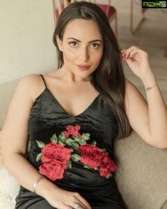 Aanchal Munjal Instagram - La Vie En Rose 🌹🖤