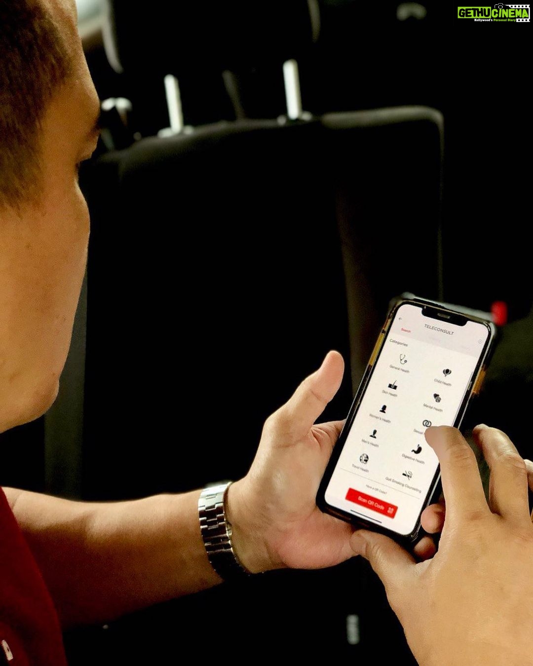 Aaron Aziz Instagram - Morning semua!! Sebab outstation tak boleh buat check up face to face utk masalah saraf Abg, Abg buat Teleconsult je dgn App #Bookdoc see how easy and convenient #Bookdoc is? Boleh collect points and rewards lagi… Abg dah download…korang??? #besafenotsorry #gigipulakstartsakit #semenjakdah45sennimcmmcmsakit @chevybeh @bookdoc4u