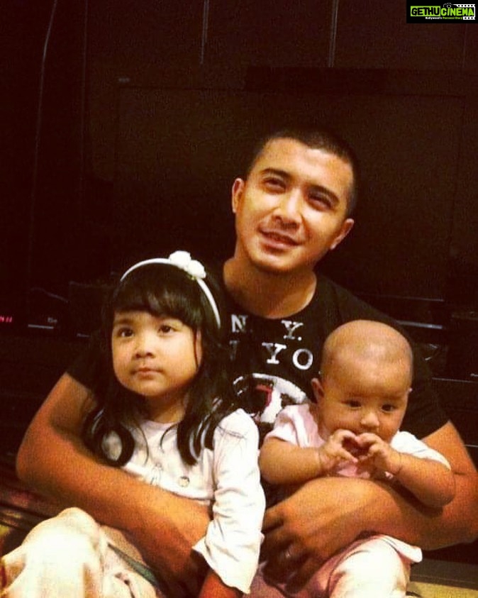 Aaron Aziz Instagram - Don’t you guys just miss those days when your babies were still babies… how simpler life was dulu. Skrg semua aib di kongsi, semua fitnah disebar, yg mulia dikatakan jijik yg Salah dikatakan betul… Haih mcm mana pulak hidup bila anak anak ku dah dewasa nanti. May ALLAH protect and pelihara out children Dunia akhirat @dwiarianaaaron @dahliaarissaaaron @danishanaqiaaron