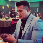 Aaron Aziz Instagram - Cuba teka Abg di mana? Bukan Bobo di mana k…. Alhamdulillah diberi pengiktirafan. Mcm mana pun #aksoX tetap dgn Abg, don’t leave home without. Thank you @kennylords @lordstailor for the suit. Thank you FM Media & The CEO Malaysia. #wishmyDarDarcouldbehere @diyanahalik #Missingallmybabies @officialaksomalaysia @vapeempiremalaysia