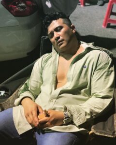Aaron Aziz Instagram - Ini lah keadaan Abg kena lalui demi seni yg Abg cintai.scene kena sumbat dalam boot kereta so leher afffected. #Abgtahansakitdemikeluarga #Abgsanggupbuatapapunutkfamily #Kasihsayangseorangayah
