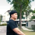 Aaron Aziz Instagram - Haih Baru nak feeling forst time buat tik Tok pakai drone bagai Pastu kena horn…aduh… kacau ah… hope korang suka bagi ⭐️ Kalau nak pijak bagi 💩 hehehe dapatkan #albaythomefragrance #albaytbyaaronaziz #sabroudbyaaronaziz #jameelaoudbyaaronaziz @aaronaziztheoud.hq #Abghappyhappysebabbolehshooting #Abgharapkorangsupport
