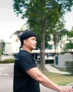Aaron Aziz Instagram - Haih Baru nak feeling forst time buat tik Tok pakai drone bagai Pastu kena horn…aduh… kacau ah… hope korang suka bagi ⭐️ Kalau nak pijak bagi 💩 hehehe dapatkan #albaythomefragrance #albaytbyaaronaziz #sabroudbyaaronaziz #jameelaoudbyaaronaziz  @aaronaziztheoud.hq  #Abghappyhappysebabbolehshooting #Abgharapkorangsupport