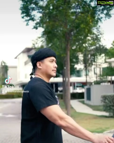 Aaron Aziz Instagram - Haih Baru nak feeling forst time buat tik Tok pakai drone bagai Pastu kena horn…aduh… kacau ah… hope korang suka bagi ⭐️ Kalau nak pijak bagi 💩 hehehe dapatkan #albaythomefragrance #albaytbyaaronaziz #sabroudbyaaronaziz #jameelaoudbyaaronaziz @aaronaziztheoud.hq #Abghappyhappysebabbolehshooting #Abgharapkorangsupport