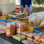 Aaron Aziz Instagram - Bagi sesiapa stay area sini pasti tau lokasi berhadapan Masjid Asy-Syarif, Meru ni yang terkenal dgn pelbagai jenis kuih muih yang ada dan tempat ni juga merupakan tempat saya selalu beli minum pagi atau petang. Para peniaga disini semuanya ramah2 belaka and jgn cerita la rasa juadah yg dorg jual ni mmg superb! Korang patut try juadah yg jual disini sbb terdapat pelbagai jenis kuih moden maupun tradisional. @Cadbury_MY telah mengeluarkan satu flavour limited edition baru yg diinspirasi dari rasa kuih local kita iaitu Cadbury Dairy Milk Pandan Coconut, sbb most of our local kuih diperbuat daripada pandan dan juga kelapa dari zaman dahulu lagi. Tetapi, situasi MCO telah menjejaskan rezeki mereka, oleh itu, @Cadbury_MY telah melancarkan kempen #MYCadburyFlavours, untuk mempromosikan perniagaan gerai kuih melalui sosial media. Korang pun boleh participate juga dengan upload gambar kuih stall favourite you guys dengan #MYCadburyFlavours, jangan lupa untuk tag pin location kedai tersebut untuk kita bersama-sama sokong gerai2 kuih tempatan kita sempena bulan kemerdekaan ni. Boleh la kita singgah beli kuih juga. Especially dalam era pandemik nie smua struggle utk teruskan kehidupan, kita haruslah saling bantu-membantu peniaga kecil kita di Malaysia #SapotLokal Kalau bukan kita, siapa lagi kan! #MYCadburyFlavour #SapotLokal #CadburyDairyMilk @cadbury_my Abg sapot Lokal #abgsapotlokal Masjid Asy-Syarif Meru Klang