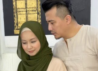 Aaron Aziz Instagram - MashaAllah Dia yg jual tudung aku yg kena joget. Project abg dia ambik 20%.. Biz dia, dia buat bodoh aje….. nasib baik dulu ada experience Bollywood. Tudung baru nanti apa pulak aku kena buat nanti.. @diyanahalik @diyanahalikcom Korang beli la tudung dia… abg tak sanggup dah. Kalau tak Korea, Bollywood…. #abgisMalik #GuaMalikkkkkkkkk laaaaaa #prayforabg #abgyangbeliberas #abgsabar #abglovepunyapasal #abgisnotRahul #abgdipergunakan #abgdipergunakanAlwayssss #abgtakbuatdiamerajuk #abgbuatsebabnakRumahtanggaAmanDamai