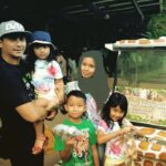 Aaron Aziz Instagram – MasyaAllah the good old days. Rindu nak keluar jalan jalan dgn anak anak.Ya ALLAH ampunilah segala dosa dosa kami. Bagi lah kami peluang.. kami tahu kami dah banyak melampaui batas di Dunia. Kami caci, kutuk, mengumpat, aibkan orang, fitnah kan orang, tiada layanan mesra dan berkasih sayang sesama insan insan lain, tidak berjemaah waktu solat, sombong, angkuh, memandang rendah kpd orang miskin, tamak dan irihati dgn kejayaan orang lain dan asyik berkerasan dan memutuskan silaturahim dan mcm mcm lagi lah Haih. Marilah kita belajar utk bergaul dgn sopan satun, hentikan bergaduhan di jalan raya dan bicara sesama manusia dgn Kasih Sayang…Semoga Hidup dapat kembali seperti dahulu kala…..INNSHALLAH Ameen. #lovedonthate #blessdontcurse #helpdonthurt #makepeacedontpiss