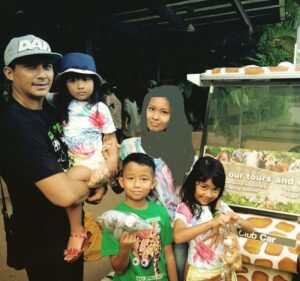 Aaron Aziz Instagram - MasyaAllah the good old days. Rindu nak keluar jalan jalan dgn anak anak.Ya ALLAH ampunilah segala dosa dosa kami. Bagi lah kami peluang.. kami tahu kami dah banyak melampaui batas di Dunia. Kami caci, kutuk, mengumpat, aibkan orang, fitnah kan orang, tiada layanan mesra dan berkasih sayang sesama insan insan lain, tidak berjemaah waktu solat, sombong, angkuh, memandang rendah kpd orang miskin, tamak dan irihati dgn kejayaan orang lain dan asyik berkerasan dan memutuskan silaturahim dan mcm mcm lagi lah Haih. Marilah kita belajar utk bergaul dgn sopan satun, hentikan bergaduhan di jalan raya dan bicara sesama manusia dgn Kasih Sayang…Semoga Hidup dapat kembali seperti dahulu kala…..INNSHALLAH Ameen. #lovedonthate #blessdontcurse #helpdonthurt #makepeacedontpiss