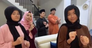 Aaron Aziz Instagram - Alhamdulilah Eid Mubarak semua….. 

Dia nak promote jubah Aku yg kena joget @diyanahalik 

#abgdipergunakanisteri #abgdipergunakankeluarga #abgdipergunakansemua #malikdipergunakan #malikisbetterthanthis #malikisDone #abglovefamilyabg @diyanahalikcom @diyanahalik @dwiarianaaaron @dwiarianaaaron @dahliaarissaaaron @danishanaqiaaron 

Kurta @bandofbraders