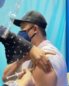 Aaron Aziz Instagram - Assalamualaikum! Alhamdulilah sudah dicucuk! 
So impressed dgn how smooth the process is! 

A few pit stops tetiba my turn tu jab! Thank you PPV UKM Bangi and Qualitas Medical Group! Thank you Nurse yg cucuk Abg…. Bermula dgn Bismillah, Tetiba dah cucuk! 

Let us all be vaccinated and achieve the Herd Community target so that kita semua boleh carry on with our lives. InshaAllah

I would also like to thank the heroes, our Frontliners. No words can express how grateful we are. TERIMA KASIH FRONTLINERS! May Allah swt grant all of u Jannahtul Firdaus for ur sacrifices. May Allah swt keep all of us safe! Ameen. 

Ok nak tambah, those yg ask apa effect lepas vaccination. Balik Alhamdulilah sihat, boleh kemas Bilik. TAPIIIII Esok demam 38.5. Isteri pun cakap “Padan muka kan org dah suruh rest dah nak vacuum rumah” Lepas tu day 3 ok dah. Cuma satu aje yg ketara lepas vaccination. Bahaya jugak… @diyanahalik cakap “eh Dar kenapa you lepas Vaccination macam lagi Sado and handsome” Ni wife la yg cakap bukan Abg.. So tu je la side effect dia. So yg lelaki jaga jaga k 

#abglagiSadoLepasAZ #abgtambahhandsomelepasAZ #abgsyukur #abgsaysTerimaKasihFrontliners #abgMalikpunKenaVaksin  #abgtaknakKorangfikirMacamMacam #abgNakSemuaSelamat @qualitasmedicalgroup