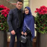 Aaron Aziz Instagram – SubhanAllah 
Just nak share ngan Korang la kehidupan Abg utk 2 jam aje bersama insan istimewa.

Alhamdulilah selama brape tahun isteri Abg berhijab, banyak kali dah Aku tercucuk. Jari, bontot, tapak tangan semua dah. 

Hairan bila dia cakap dah siap lebih awal dari Abg. Rupanya tak siap lagi!! Tu pasal la kereta Abg Ada hitam kat atas roof. Rupanya bila brake marker pen mata diaaaaaaaaaa tanda!! Baru Aku tahu!! Dulu Tanya dia Diam aje!! 

Persoalannya, isteri Korang pun mcm gini ke? Ke isteri Abg ajeee!! Hebat pompuannnn kan. 

#abgbanyakbelajar #abgtahudiabanyakmuslihat #abgtaksangkaBanyakLagiAbgTaktahu #AbgisAmazed #AbgdahTahuButCannotScold Fantastic la @diyanahalik @lordstailor @officialaksomalaysia