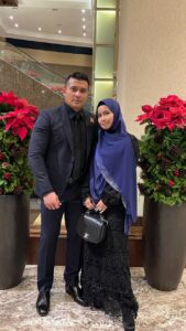 Aaron Aziz Instagram - SubhanAllah Just nak share ngan Korang la kehidupan Abg utk 2 jam aje bersama insan istimewa. Alhamdulilah selama brape tahun isteri Abg berhijab, banyak kali dah Aku tercucuk. Jari, bontot, tapak tangan semua dah. Hairan bila dia cakap dah siap lebih awal dari Abg. Rupanya tak siap lagi!! Tu pasal la kereta Abg Ada hitam kat atas roof. Rupanya bila brake marker pen mata diaaaaaaaaaa tanda!! Baru Aku tahu!! Dulu Tanya dia Diam aje!! Persoalannya, isteri Korang pun mcm gini ke? Ke isteri Abg ajeee!! Hebat pompuannnn kan. #abgbanyakbelajar #abgtahudiabanyakmuslihat #abgtaksangkaBanyakLagiAbgTaktahu #AbgisAmazed #AbgdahTahuButCannotScold Fantastic la @diyanahalik @lordstailor @officialaksomalaysia