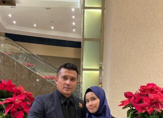 Aaron Aziz Instagram - SubhanAllah Just nak share ngan Korang la kehidupan Abg utk 2 jam aje bersama insan istimewa. Alhamdulilah selama brape tahun isteri Abg berhijab, banyak kali dah Aku tercucuk. Jari, bontot, tapak tangan semua dah. Hairan bila dia cakap dah siap lebih awal dari Abg. Rupanya tak siap lagi!! Tu pasal la kereta Abg Ada hitam kat atas roof. Rupanya bila brake marker pen mata diaaaaaaaaaa tanda!! Baru Aku tahu!! Dulu Tanya dia Diam aje!! Persoalannya, isteri Korang pun mcm gini ke? Ke isteri Abg ajeee!! Hebat pompuannnn kan. #abgbanyakbelajar #abgtahudiabanyakmuslihat #abgtaksangkaBanyakLagiAbgTaktahu #AbgisAmazed #AbgdahTahuButCannotScold Fantastic la @diyanahalik @lordstailor @officialaksomalaysia