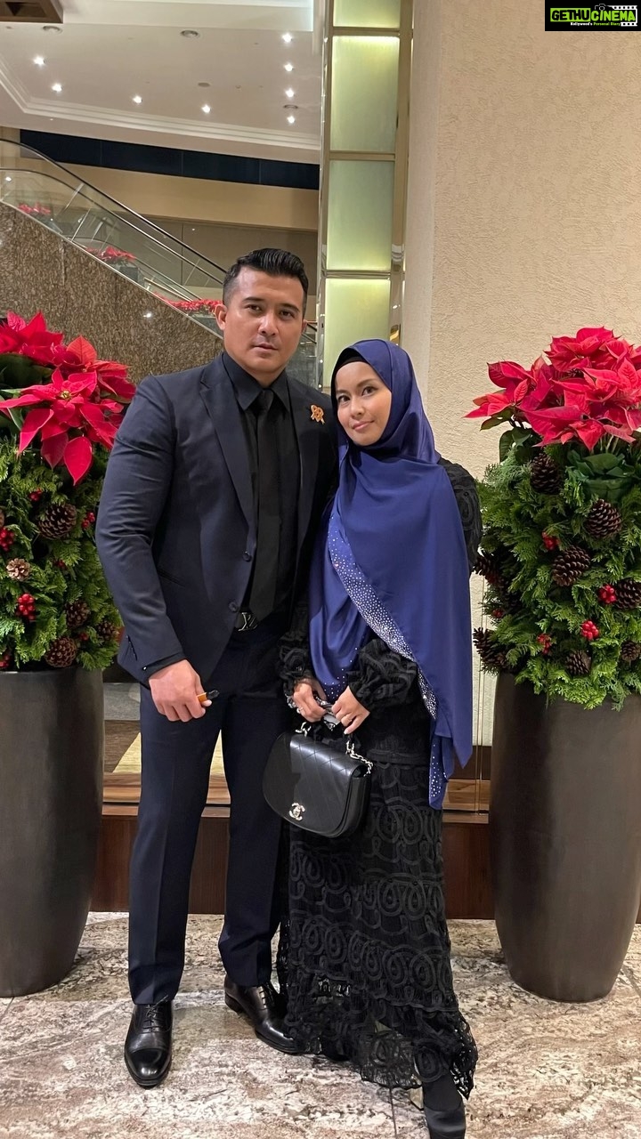 Aaron Aziz Instagram - SubhanAllah Just nak share ngan Korang la kehidupan Abg utk 2 jam aje bersama insan istimewa. Alhamdulilah selama brape tahun isteri Abg berhijab, banyak kali dah Aku tercucuk. Jari, bontot, tapak tangan semua dah. Hairan bila dia cakap dah siap lebih awal dari Abg. Rupanya tak siap lagi!! Tu pasal la kereta Abg Ada hitam kat atas roof. Rupanya bila brake marker pen mata diaaaaaaaaaa tanda!! Baru Aku tahu!! Dulu Tanya dia Diam aje!! Persoalannya, isteri Korang pun mcm gini ke? Ke isteri Abg ajeee!! Hebat pompuannnn kan. #abgbanyakbelajar #abgtahudiabanyakmuslihat #abgtaksangkaBanyakLagiAbgTaktahu #AbgisAmazed #AbgdahTahuButCannotScold Fantastic la @diyanahalik @lordstailor @officialaksomalaysia