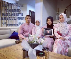 Aaron Aziz Instagram - My heaviest Raya by far. Hope ALLAH will be merciful and keep us whole as a family together.  Nenek, Atok, Nenek Melaka, Aunty Lati & my most beloved Mummy & Daddy have passed. Jadi hargai lah setiap saat bersama Ibu bapa dan nenek/ Atok anda jika masih ada. Kerana rindu kpd orang tua Amat berat dan pahit. Semoga ALLAH SWT merahmati mereka semua Ameen. Selamat Hari Raya saya ucapkan kpd semua dan juga doakan  saudara Islam kami di Palestine. @diyanahalik @danishanaqiaaron @dwiarianaaaron @dahliaarissaaaron whole family in @jakeltextile