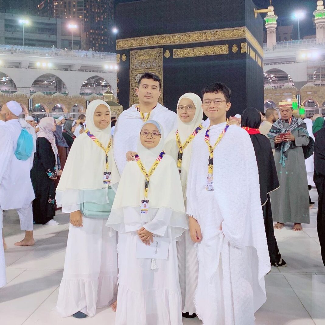 Aaron Aziz Instagram - Alhamdulilah All praises to Allah SWT. Rindu sangat dgn Danish tapi at least makanan cukup utk sahur Dan iftar. Kesian tengok anak anak tak dapat jumpa keluarga yg lain pasal PKP. Tapi at least masih mempunyai rumah yg selesa utk beraya bersama. Apalah nasib all the refugees? Makanan sahur Dan iftar takde, Rumah takde dan keluarga pun takde. Marilah kita tolong dan derma sempena Lailatul Qadr🙏🏽 Although I am missing my son for Ramadhan as he is currently studying in Japan but i have so much to be grateful for. Danish has a comfortable campus. The girls and him are receiving good education with all their Ramadhan needs taken care of. Not having able to sahur and iftar together made me reflect on the plight of the children refugees who have not had any proper iftar for a long time and have NO families to break their fast together. I cant express their sadness, feeling no love and care from their beloved parents. Bring some SMILE to them. Let’s send them our love by donating now (Click the link on my bio). Please do not hesitate as #EverySecondCounts #unhcrsupporter @refugees