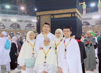 Aaron Aziz Instagram - Alhamdulilah All praises to Allah SWT. Rindu sangat dgn Danish tapi at least makanan cukup utk sahur Dan iftar. Kesian tengok anak anak tak dapat jumpa keluarga yg lain pasal PKP. Tapi at least masih mempunyai rumah yg selesa utk beraya bersama. Apalah nasib all the refugees? Makanan sahur Dan iftar takde, Rumah takde dan keluarga pun takde. Marilah kita tolong dan derma sempena Lailatul Qadr🙏🏽 Although I am missing my son for Ramadhan as he is currently studying in Japan but i have so much to be grateful for. Danish has a comfortable campus. The girls and him are receiving good education with all their Ramadhan needs taken care of. Not having able to sahur and iftar together made me reflect on the plight of the children refugees who have not had any proper iftar for a long time and have NO families to break their fast together. I cant express their sadness, feeling no love and care from their beloved parents. Bring some SMILE to them. Let’s send them our love by donating now (Click the link on my bio). Please do not hesitate as #EverySecondCounts #unhcrsupporter @refugees