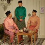 Aaron Aziz Instagram – Bapak Bapak sembang pasal apa ni? Stress je muka! Agak agak apa ye? @jakeltextile #bajumelayuaaronaziz #tanyanakbukaApa