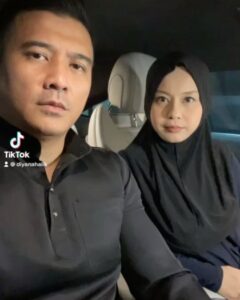 Aaron Aziz Instagram - Tiap tiap tahun diperguna untuk promo tudung ......... tiap tiap tahun nasib sama. Tiap tiap tahun tak dapat choose colour baju Raya. Tiap tiap tahun sabar. @diyanahalik @diyanahalikcom #abgtaknakmengakukalah #abgdipergunakanisteri #abghadenough #abgalwayssayNo #abggotnochoice #lelakipendosa #abgMalikbukanDean baju melayu Aaron Aziz @jakeltextile Directed & Produced by @dwiarianaaaron 🙄