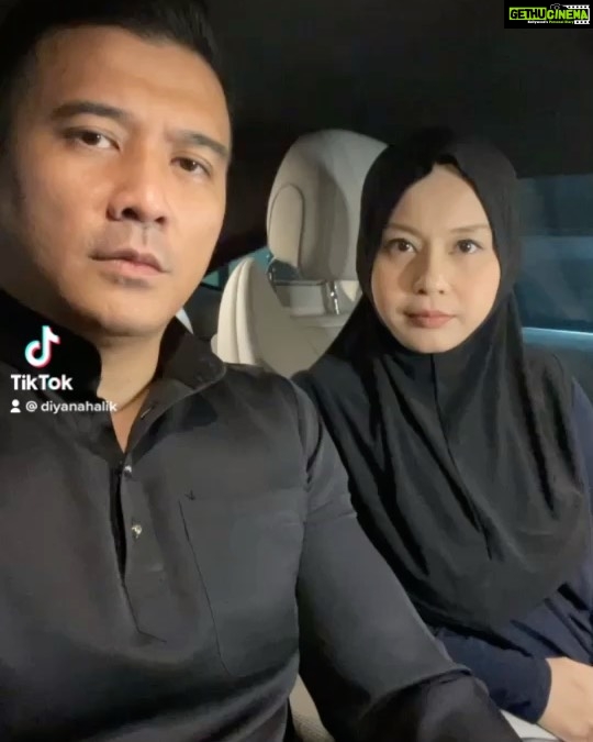 Aaron Aziz Instagram - Tiap tiap tahun diperguna untuk promo tudung ......... tiap tiap tahun nasib sama. Tiap tiap tahun tak dapat choose colour baju Raya. Tiap tiap tahun sabar. @diyanahalik @diyanahalikcom #abgtaknakmengakukalah #abgdipergunakanisteri #abghadenough #abgalwayssayNo #abggotnochoice #lelakipendosa #abgMalikbukanDean baju melayu Aaron Aziz @jakeltextile Directed & Produced by @dwiarianaaaron 🙄